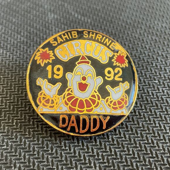 Sahib Shrine Circus Mom and Dad Pin 1992 Collectors Pins with Backs Great Cond. - Picture 2 of 6